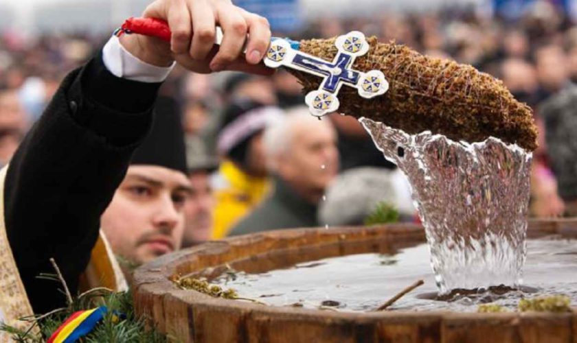 Boboteaza – zi liberă legală, tradiția sfințirii apelor